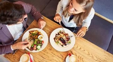 People having a healthy lunch
