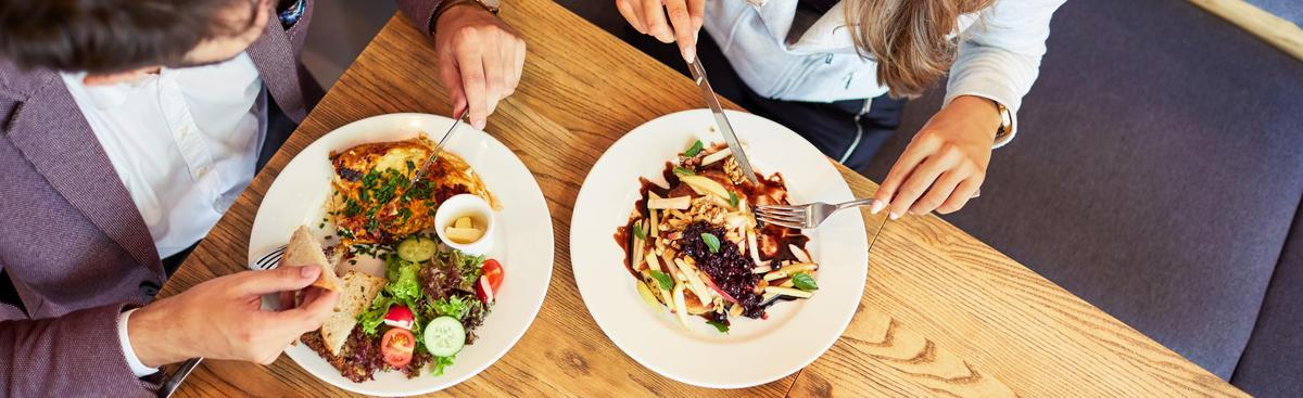 People having a healthy lunch